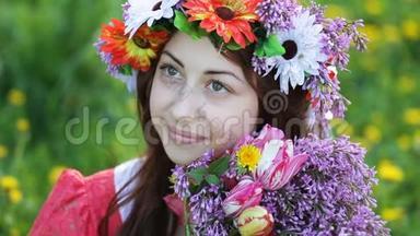 美丽的年轻女子头上戴着花环，手里拿着一束紫丁香